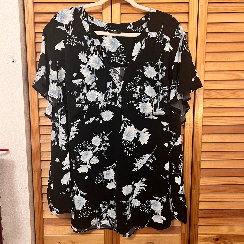 Torrid Harper flutter sleeve top
